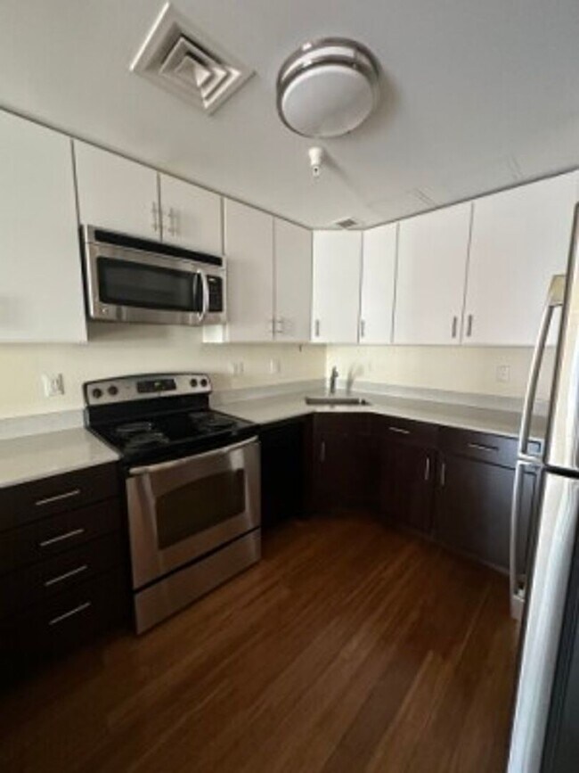 Photo - DOWNTOWN (EMERSON/SUFFOLK/NESL) - 2 Bed Ap...