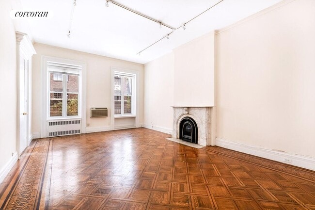 Building Photo - 120 E 19th St Rental
