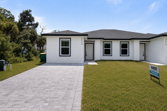 Building Photo - Spacious 3-Bedroom Duplex Oasis with 2 Full Baths in Port Charlotte – Your Ideal Retreat Awaits!