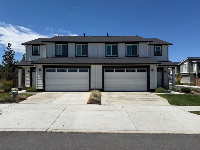 Building Photo - 3 Bed/2.5 Bath Pahlisch Home in NE Bend - ...
