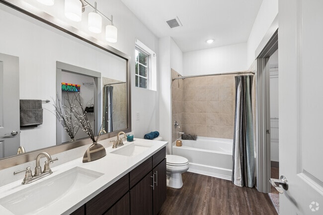 2A-R 2BR, 2BA - 1,044SF - Primary Bathroom