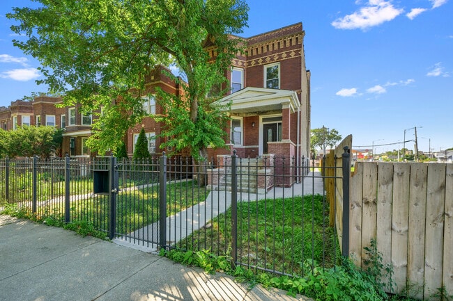 Building Photo - 4751 W Monroe St