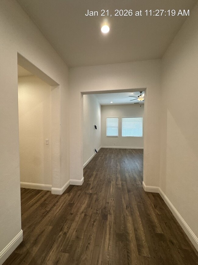 Photo - 4 Bedroom home located in Northside Visalia! Available Now!!