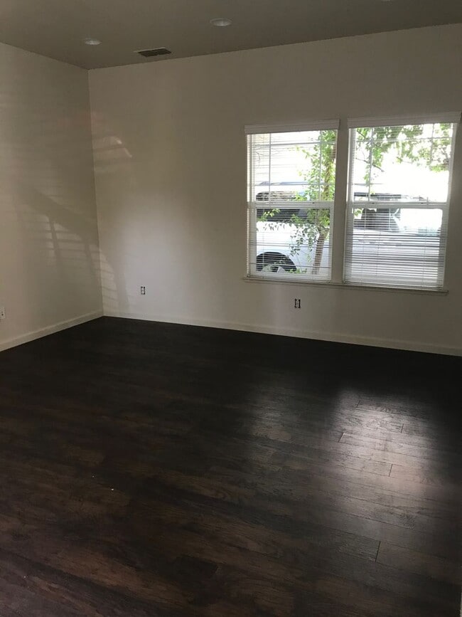 Photo - 3 Bedroom Home Close to Gym and Shopping-$...