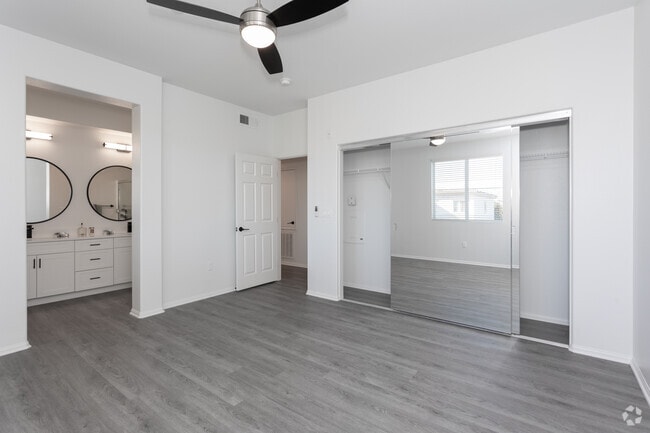 2BR, 2BA - 1,095SF - Master Bedroom - Placita Luxe