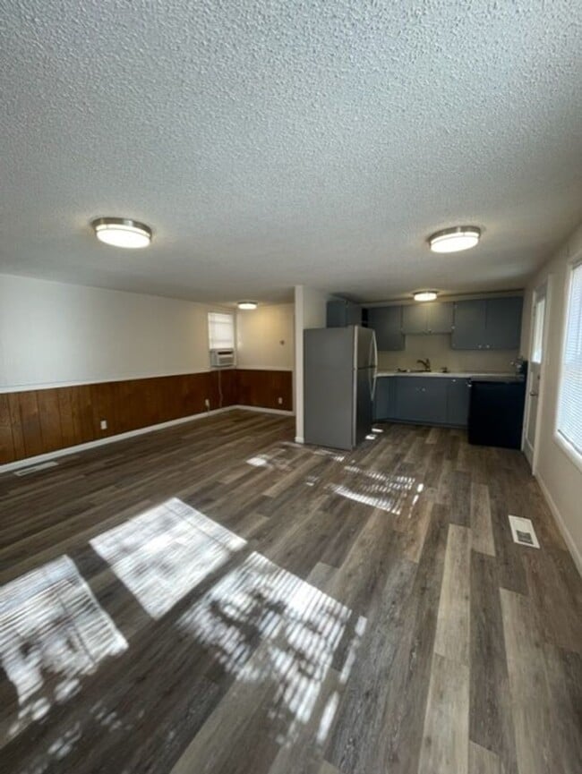 Photo - 3 Bedroom/ 1 Bathroom downtown home!