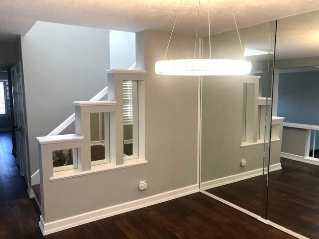 Building Photo - 20950 Oxnard St Rental
