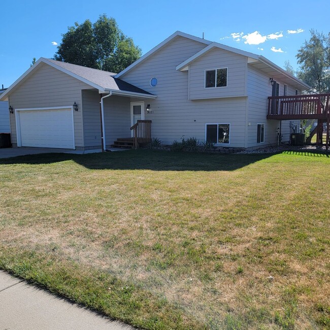 Building Photo - 3 BED | 2 BATH | SPLIT-FOYER HOME | RAPID ...