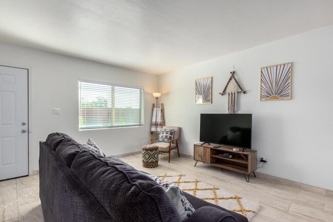 Photo - 1629 E 13th St