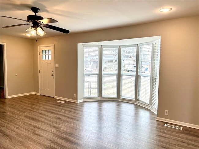 Photo - 301 Crestview Dr