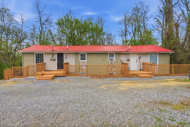 Building Photo - 2 Bed / 1 Bath. Off street parking. Unit 4
