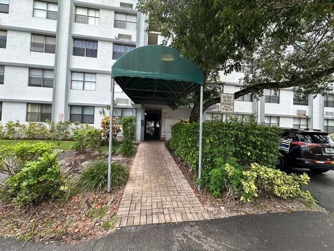 Building Photo - 2401 Riverside Dr Unit 311-B