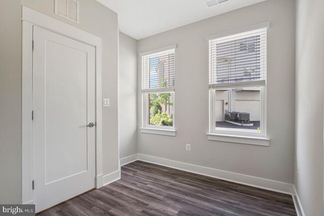 Photo - 1003 Sycamore Dr SE