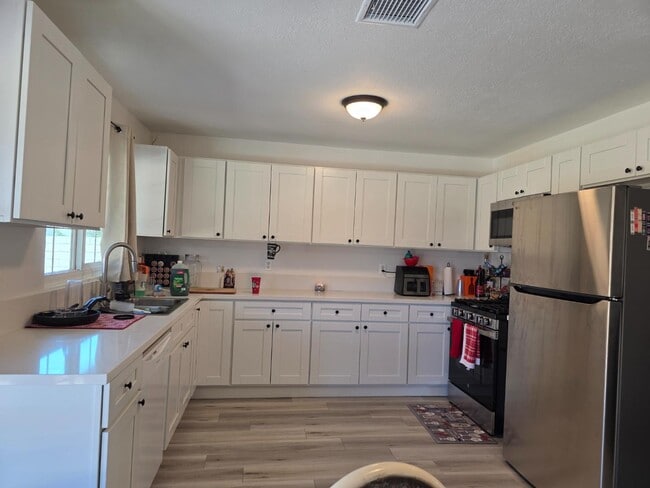 Photo - 25595 Cheryle St