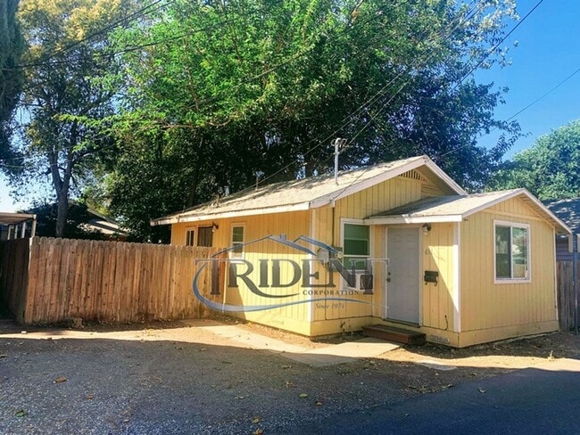 Building Photo - Cozy 2-bedroom 1 bath close to shopping an...