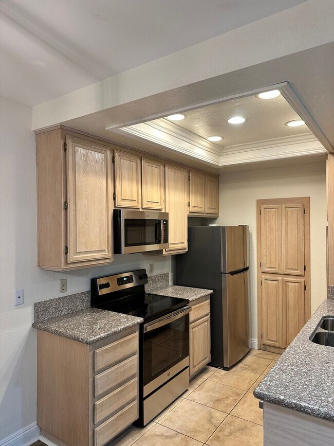 Building Photo - Downstairs ~ Condo 1 Bedroom 1 Bathroom~ 1 Car Garage~  Located in Lake Forest, CA