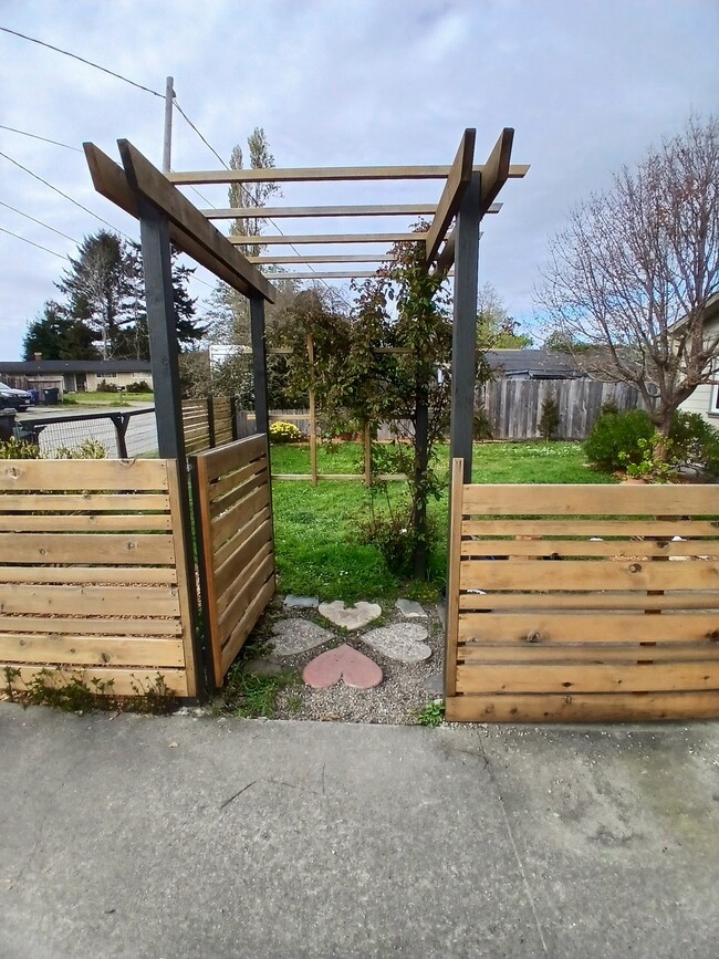 Building Photo - 1759 Mygina Ave