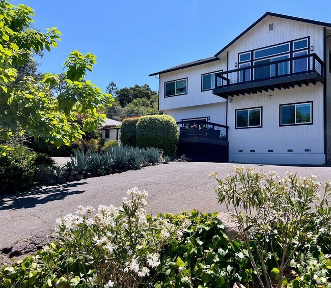 Building Photo - 4640 Montgomery Dr Unit 4640 Montgomery Dr Rental