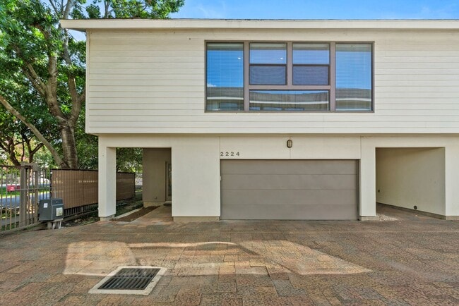 Building Photo - Contemporary Townhome Steps from Downtown/...