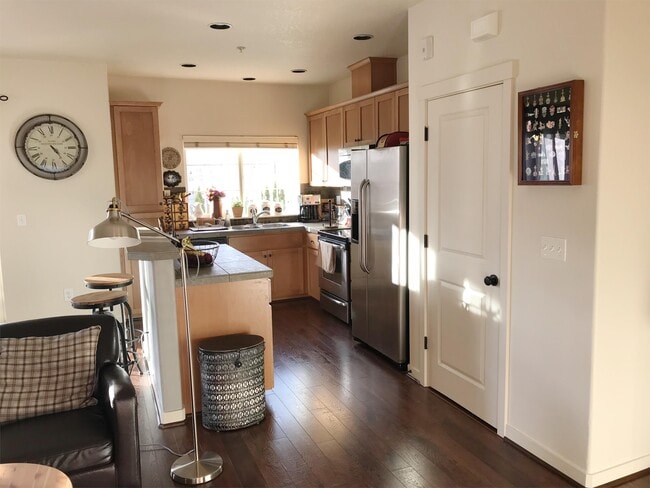 Photo - 632 NE Roydon Ln