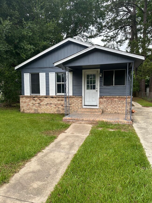 4-bedroom, 2 bathroom home AVAILABLE NOW! - 4-bedroom, 2 bathroom home AVAILABLE NOW!