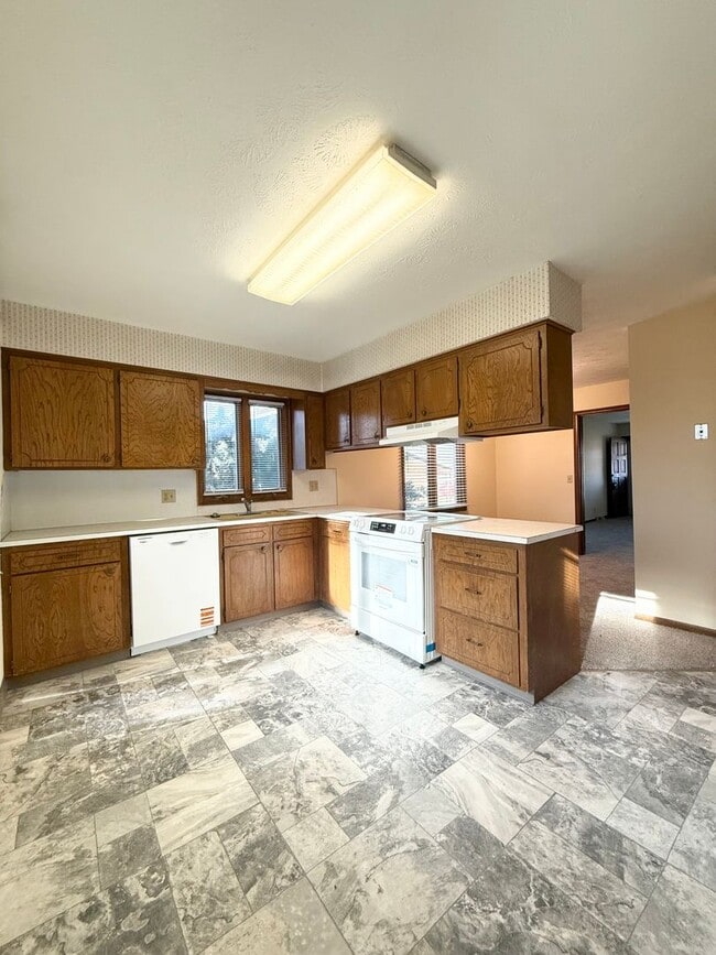 Photo - Spacious 3 Bedroom Duplex! Available Now!