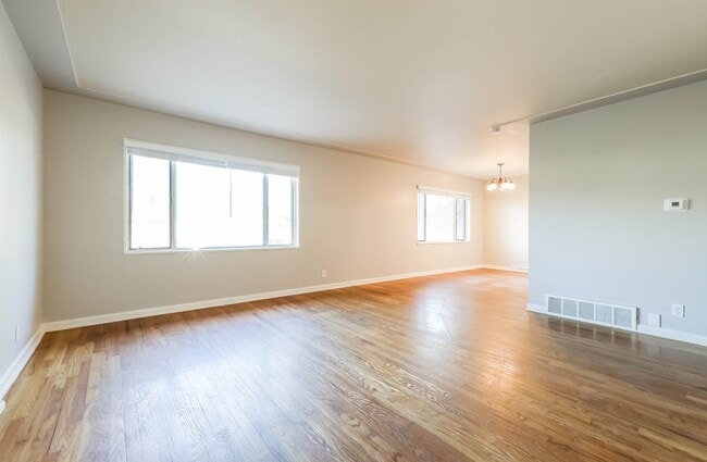 Photo - 2048 Ironton St