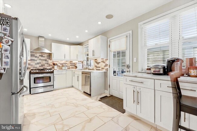Photo - 1646 Surrey Ln