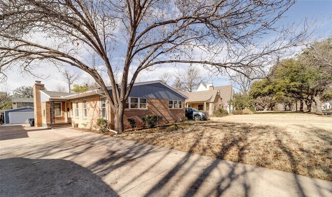 Photo - BEAUTIFUL HOME IN TCU AREA: