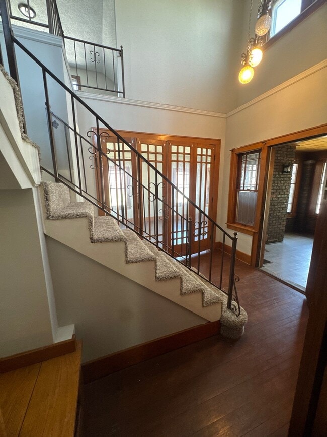 2887 Mary St