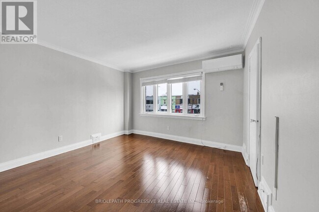 Photo - 1898 Avenue Rd