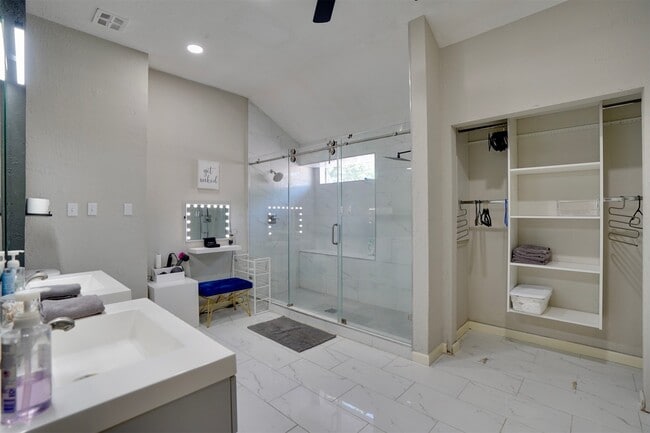 Building Photo - 4010 Oak Terrace Ct