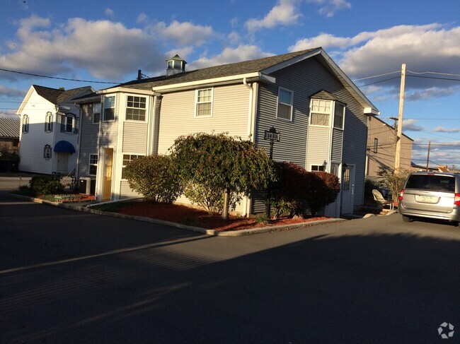 Building Photo - 1408 3rd Ave Unit 2 Rental