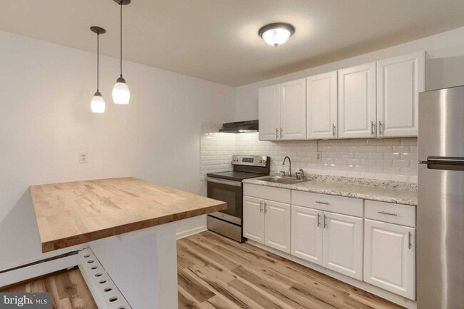 Photo - 825 Scull St