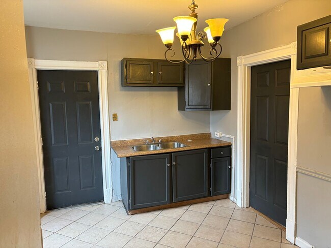 Photo - COMING SOON ! 2 STORY - Large 3 Bedroom 1 ...