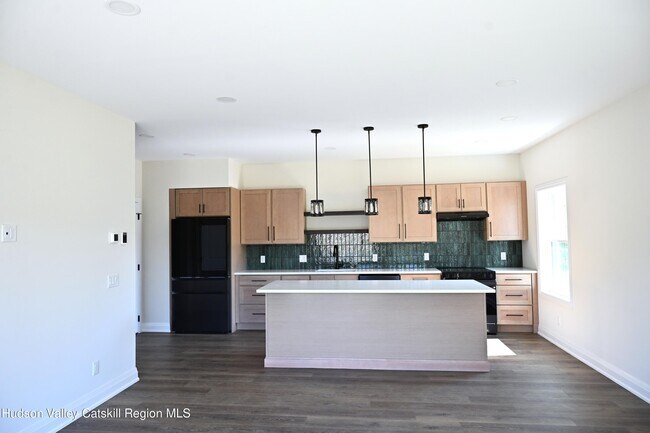 Photo - 502 Lattintown Rd