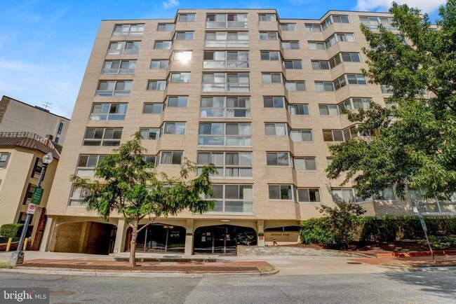 Building Photo - 922 24th St NW Unit 504 Rental