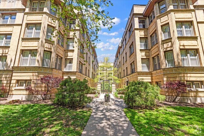 Building Photo - 1360 W Greenleaf Ave Rental