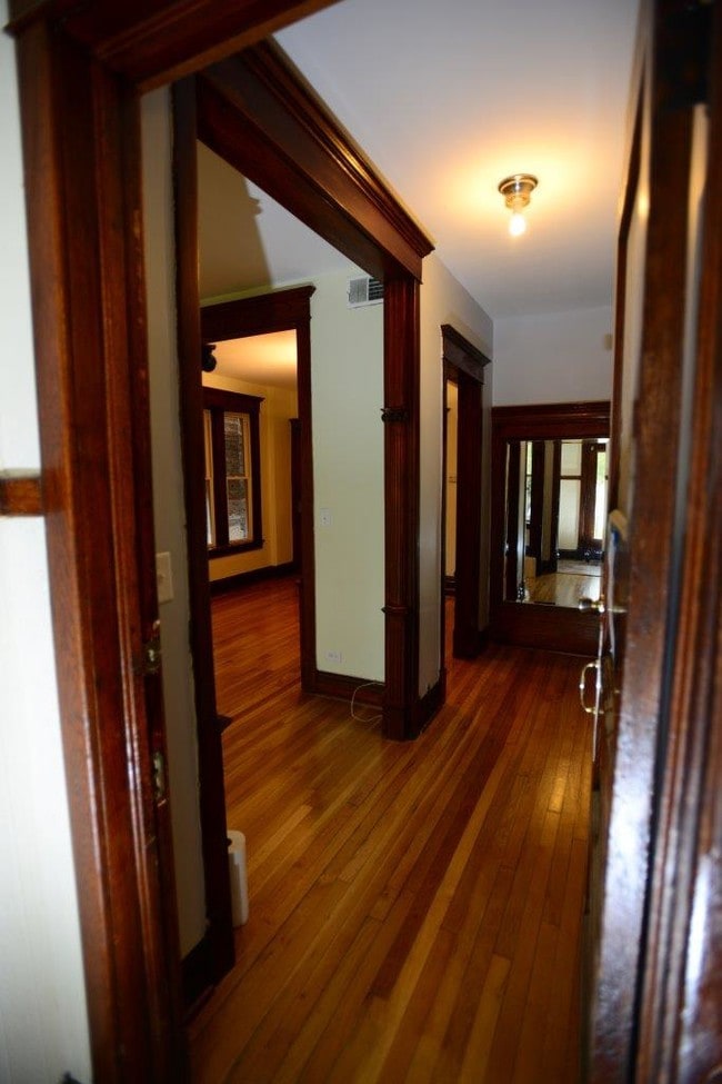 Entry Foyer - 2228 S Marshall Blvd Unit #2