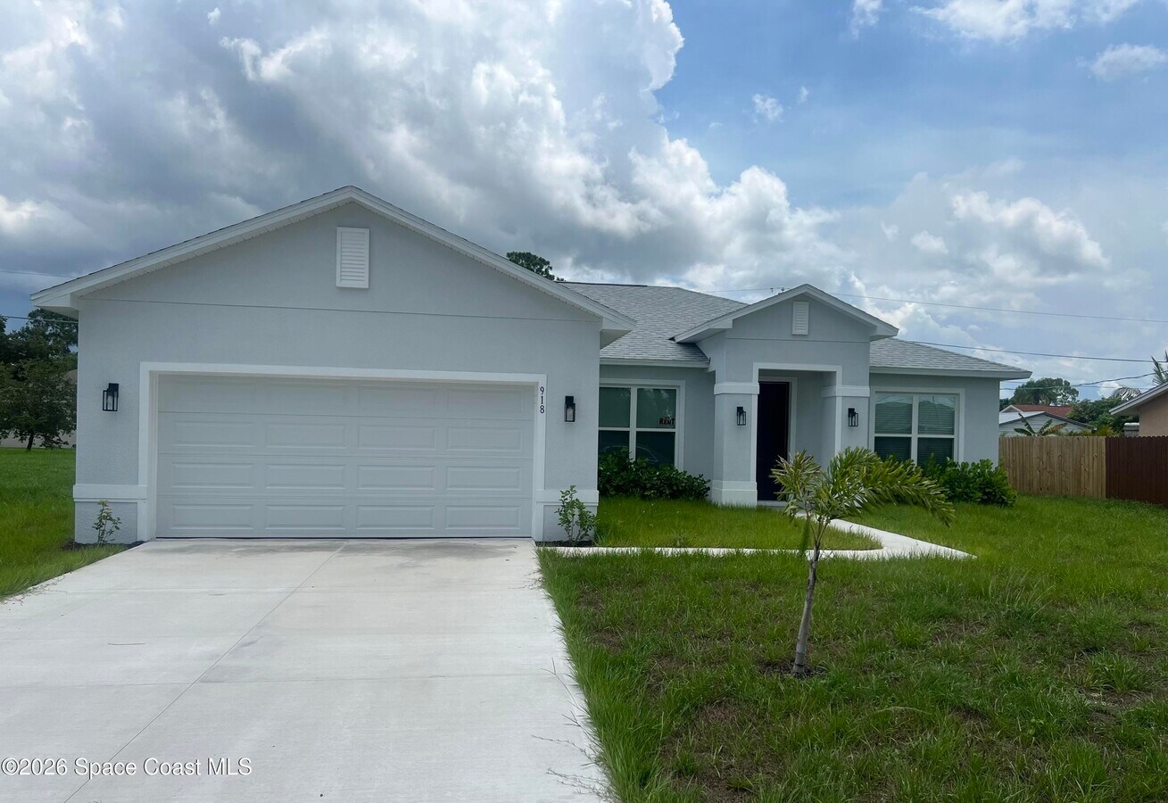 Photo - 918 Algardi St SE