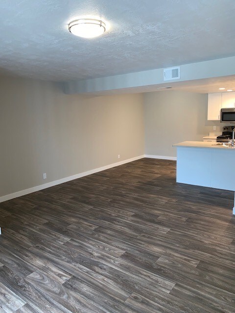 Creekview Apartments - Creekview Apartments
