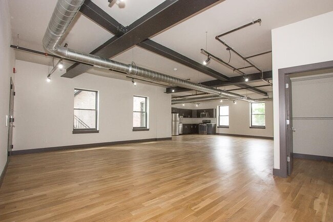 Building Photo - 190 Christopher Columbus Dr Unit 2-R Rental