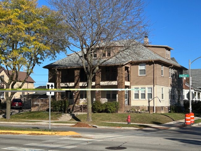 Building Photo - 3204 N Humboldt Blvd Unit 3208