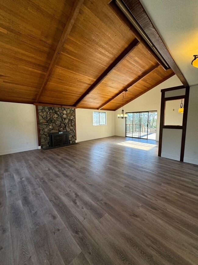 Photo - Lake of the pines GOLF COURSE charmer! New counters, new floor, new paint! Wonderful home!