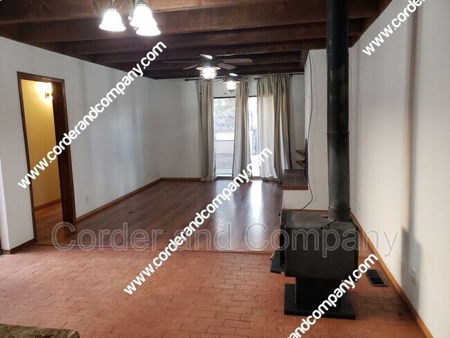 Photo - 821 Live Oak Rd NE