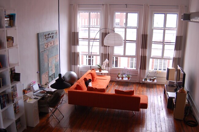 living room - 36 S Strawberry St Unidad 51