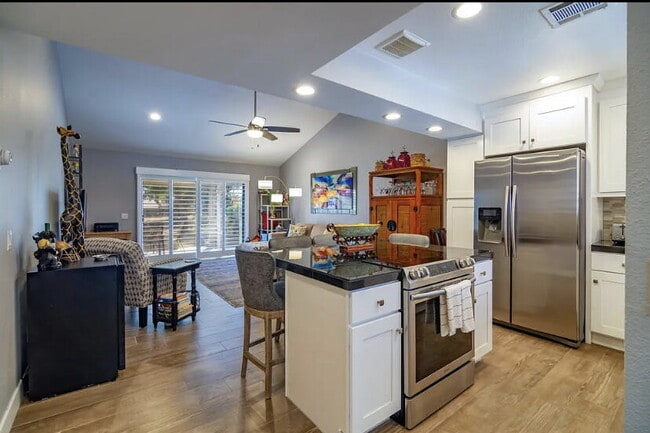Building Photo - Completely remodeled and updated condo loc...