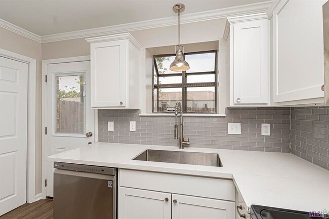 Photo - 2 Bedroom Townhome off Jefferson & Bluebonnet Blvd- Pet Friendly