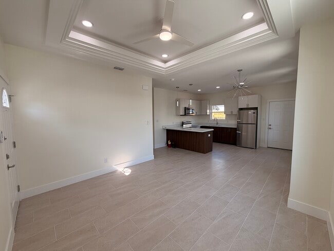 Building Photo - 609 N Alexandrite Ave Unit 3