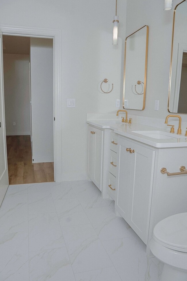 Photo - 5512 Union Square